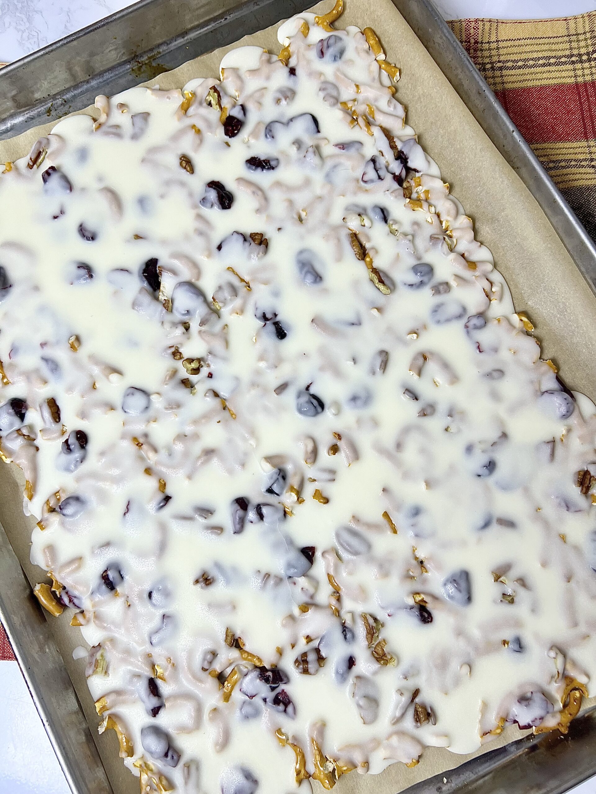 White Chocolate Pretzel Bark (Easy Holiday No-Bake Dessert)